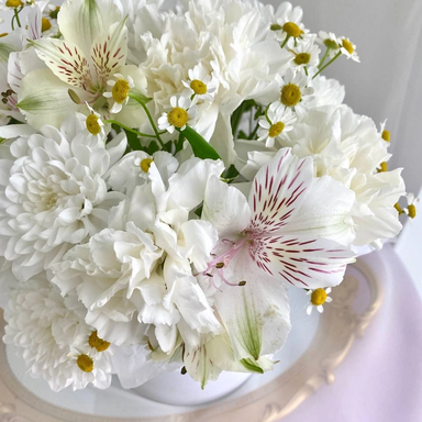 Цветы в коробке «White Blooms»