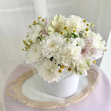 Цветы в коробке «White Blooms»