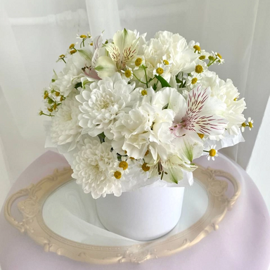 Цветы в коробке «White Blooms»