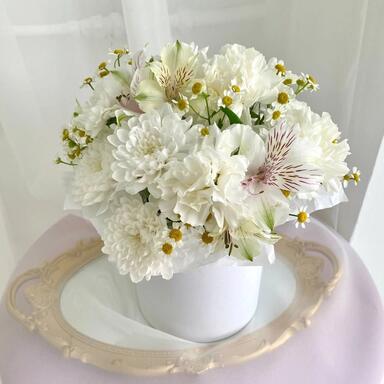 Цветы в коробке «White Blooms»