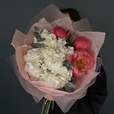 Пионы «Coral Charm» и гортензия 