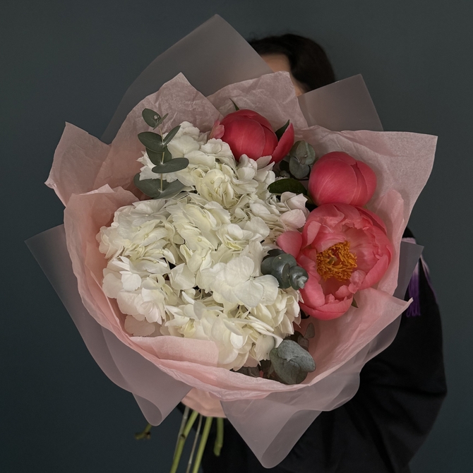 Пионы «Coral Charm» и гортензия 