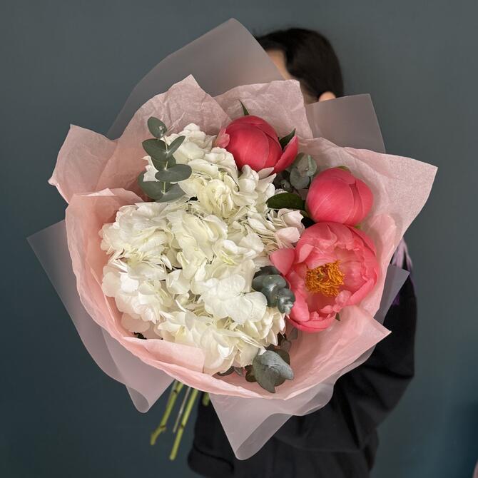 Пионы «Coral Charm» и гортензия 