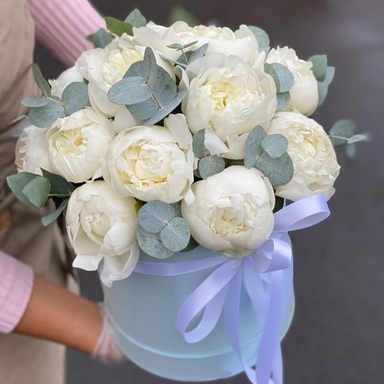 Белые пионы в коробке 15шт