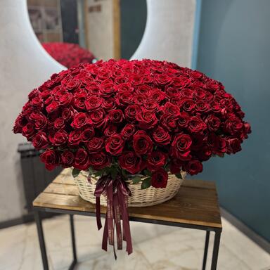 301 красная роза "Explorer" в корзине