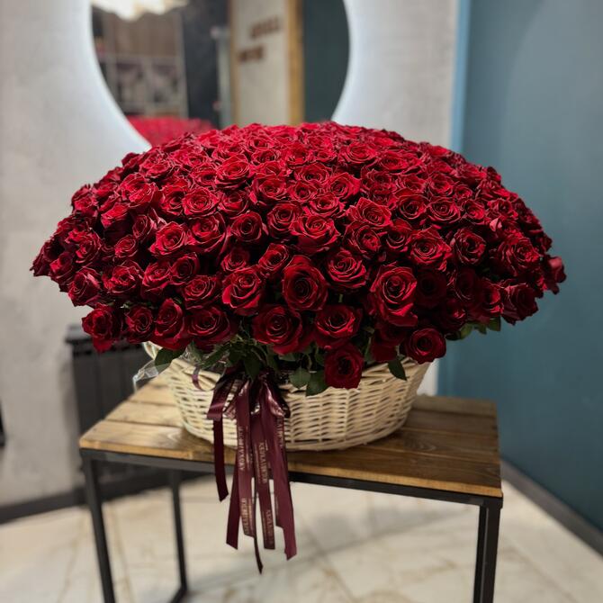 301 красная роза "Explorer" в корзине