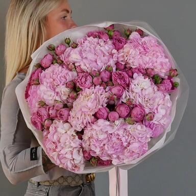 Кустовые пионовидные розы и гортензии