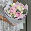 Букет «Madrid» из пионов и эустомы 