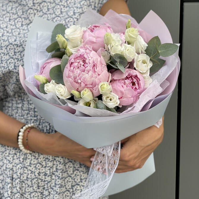 Букет «Madrid» из пионов и эустомы 