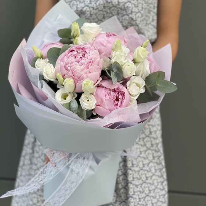 Букет «Madrid» из пионов и эустомы 