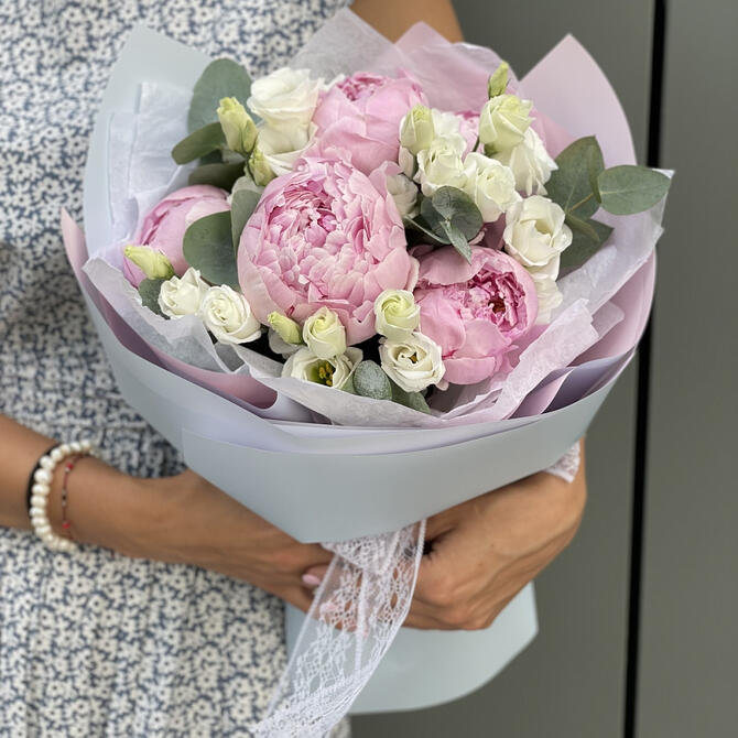 Букет «Madrid» из пионов и эустомы 