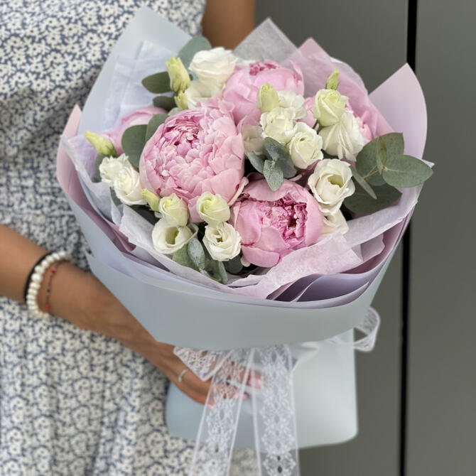 Букет «Madrid» из пионов и эустомы 