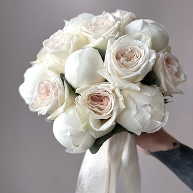 Букет невесты #5 из белых пионов и роз White O’hara
