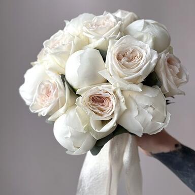 Букет невесты #5 из белых пионов и роз White O’hara