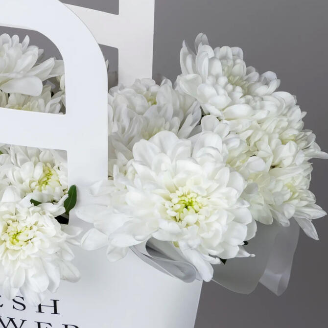 Сумочка с белой хризантемой