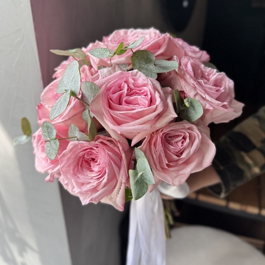 Букет невесты из пионовидных роз Pink O’hara и эвкалипта 