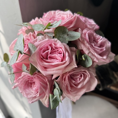 Букет невесты из пионовидных роз Pink O’hara и эвкалипта 