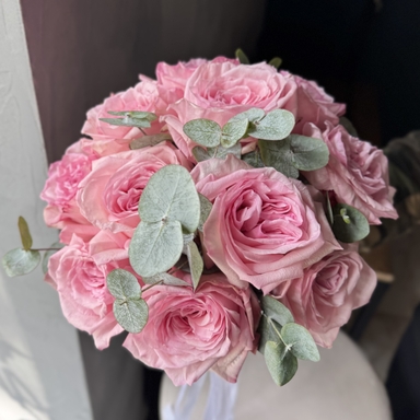 Букет невесты из пионовидных роз Pink O’hara и эвкалипта 
