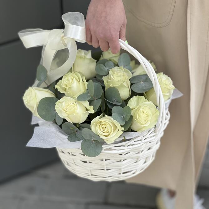 Белые розы «Proud» в корзине 11шт 