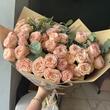 Букет из персиковых пионовидных кустовых роз с эвкалиптом