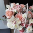 Корзина с цветами «Peach & Pink Delight»
