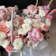 Корзина с цветами «Peach & Pink Delight»