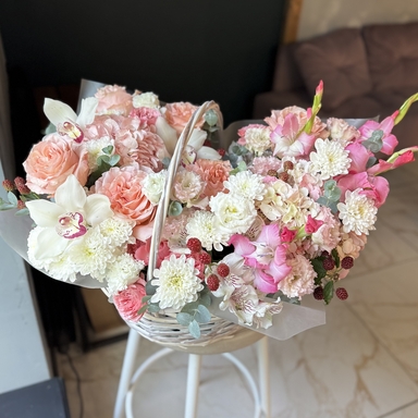 Корзина с цветами «Peach & Pink Delight»