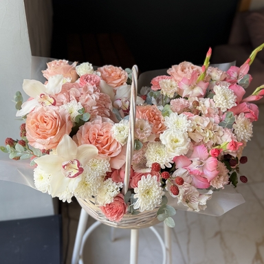 Корзина с цветами «Peach & Pink Delight»