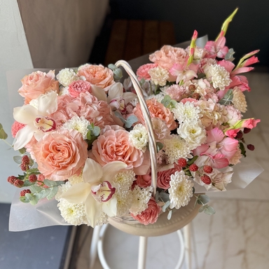 Корзина с цветами «Peach & Pink Delight»