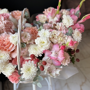 Корзина с цветами «Peach & Pink Delight»