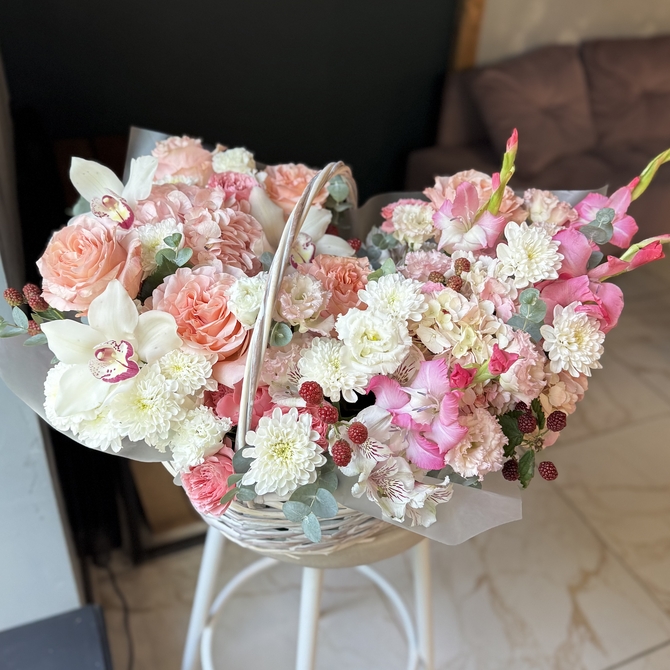 Корзина с цветами «Peach & Pink Delight»