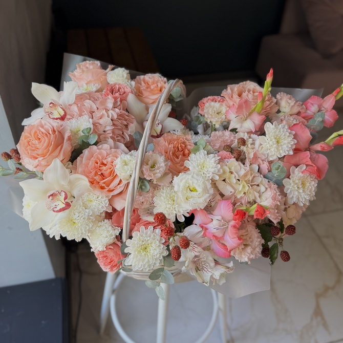 Корзина с цветами «Peach & Pink Delight»