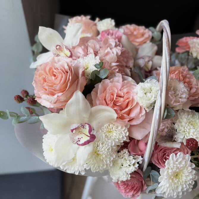 Корзина с цветами «Peach & Pink Delight»