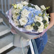 Букет «Sky» с голубой гортензией и белой эустомой 