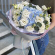 Букет «Sky» с голубой гортензией и белой эустомой 