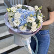 Букет «Sky» с голубой гортензией и белой эустомой 