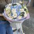 Букет «Sky» с голубой гортензией и белой эустомой 