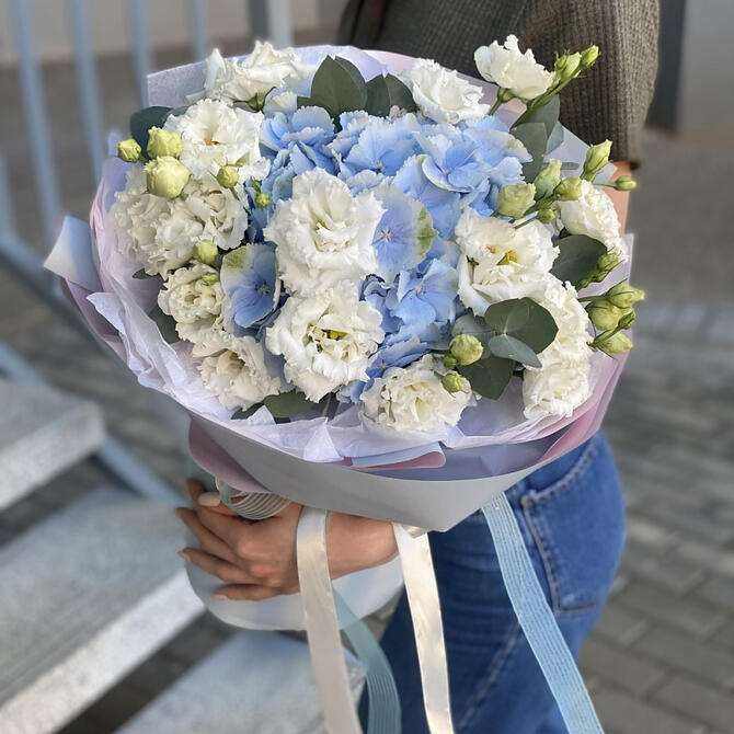Букет «Sky» с голубой гортензией и белой эустомой 