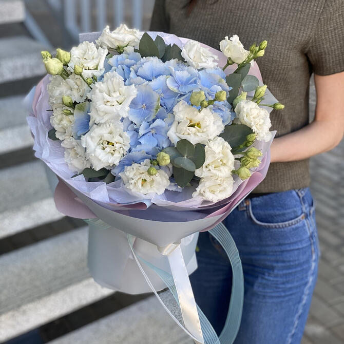 Букет «Sky» с голубой гортензией и белой эустомой 