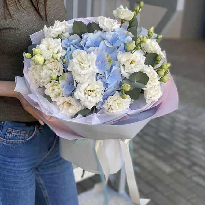 Букет «Sky» с голубой гортензией и белой эустомой 