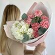 Букет с диантусами, гортензией и эвкалиптом 