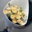 Букет «Linda» из кустовых пионовидных роз с эвкалиптом 