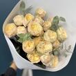 Букет «Linda» из кустовых пионовидных роз с эвкалиптом 