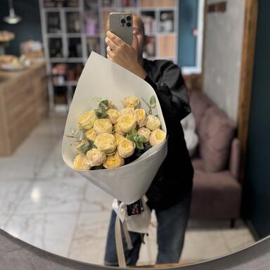 Букет «Linda» из кустовых пионовидных роз с эвкалиптом 