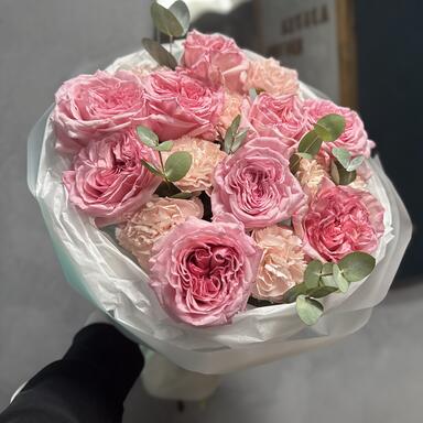 Пионовидные розы Pink O’hara и диантусы с эвкалиптом 