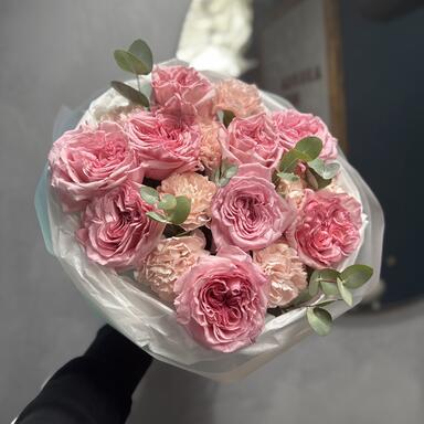 Пионовидные розы Pink O’hara и диантусы с эвкалиптом 