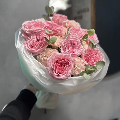 Пионовидные розы Pink O’hara и диантусы с эвкалиптом 