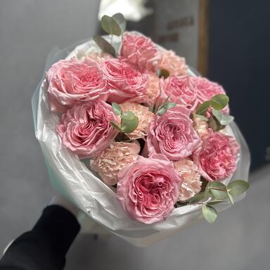 Пионовидные розы Pink O’hara и диантусы с эвкалиптом 