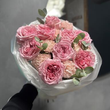 Пионовидные розы Pink O’hara и диантусы с эвкалиптом 
