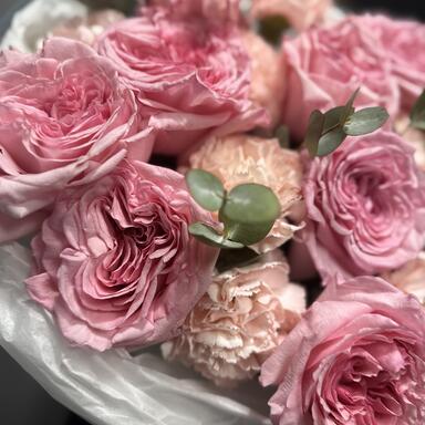Пионовидные розы Pink O’hara и диантусы с эвкалиптом 